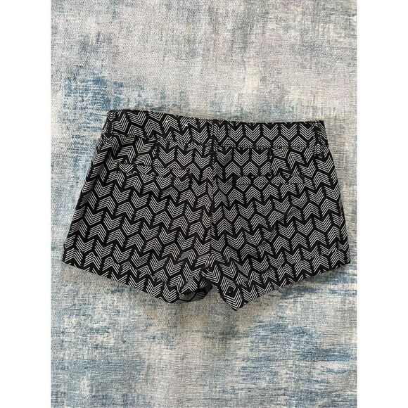 So Black White Chevron Pattern Cuffed Hem Shorts Size 0 - Picture 2 of 6